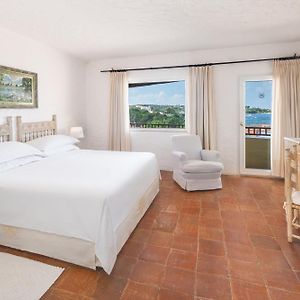Zimmer mit Kingsize-Bett und mit Yachthafenblick